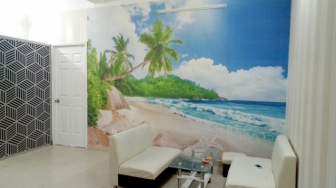 Tranh dán tường phòng khách cảnh biển tạo không gian phòng khách rộng thoáng hơn.
